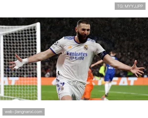 本泽马：从团队球员到金球奖得主的荣誉跃迁解析