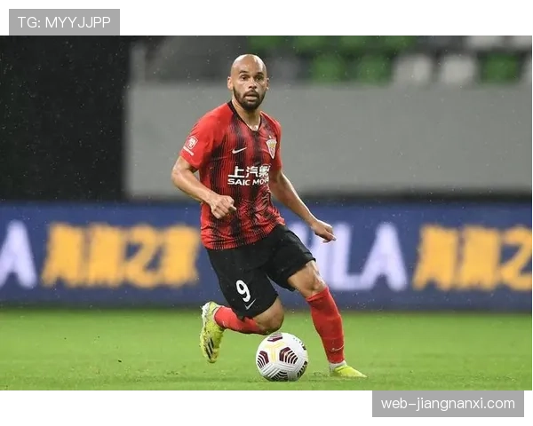 压制后防制造机会保利尼奥本赛季较上季更偏组织