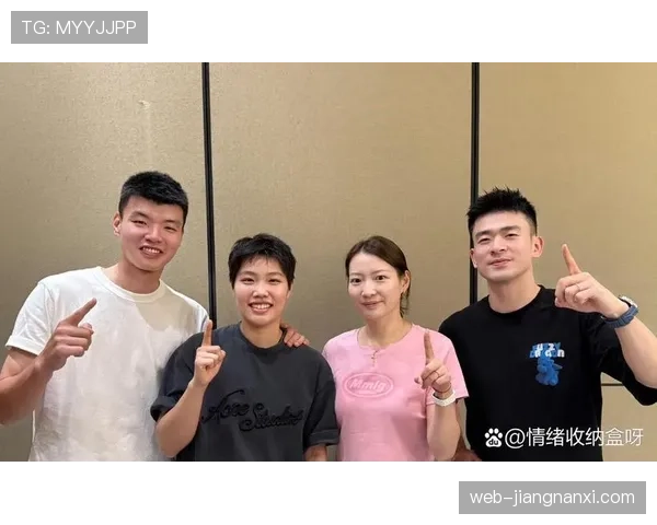 郑思维训练完直接拎着爱马仕去接娃? 郑思维训练完直接拎着爱马仕去接娃?